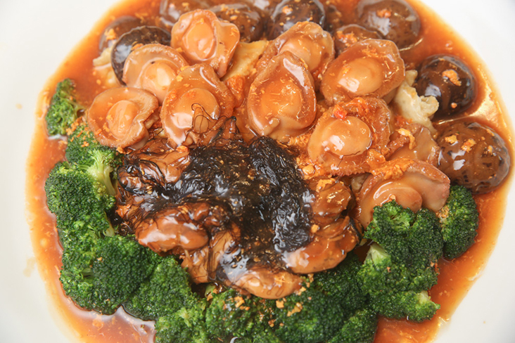 During Chinese New Year, one must celebrate with the best like their braised whole 9 head South African abalone with Japanese dried oysters, 'fatt choy', fried fish maw, flower mushrooms in crab roe sauce
