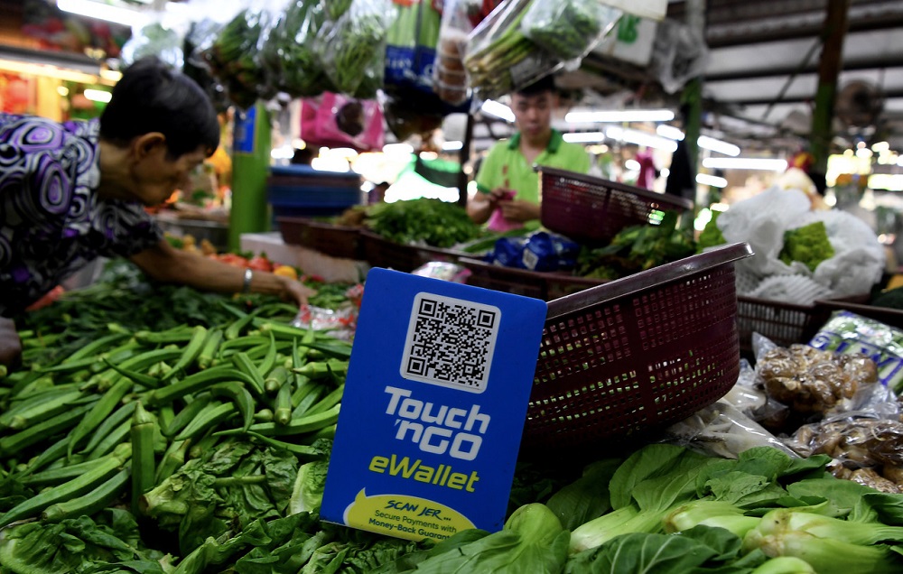 A number of stall owners from Taman Lip Sin, Sungai Dua wet market, have adapted the cashless payment method and given positive responses, in George Town January 16, 2020. u00e2u20acu201d Bernama pic