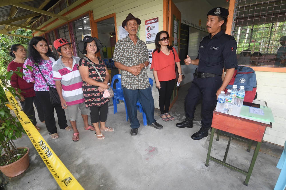 Voters wait in line to cast their vote during the Kimanis by-election at SRJK(C) Cheng Ming in Kimanis January 18, 2020. u00e2u20acu201d Bernama pic