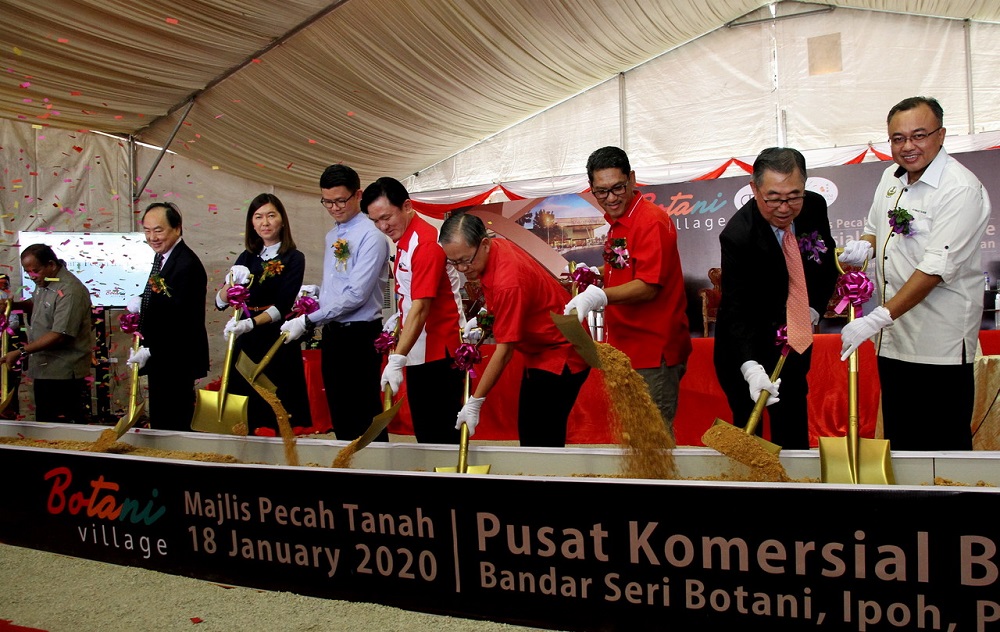 Perak Mentri Besar Datuk Seri Ahmad Faizal Azumu (third right) officiates the groundbreaking of the Botani Village Commercial Centre at Bandar Seri Botani in Ipoh January 18, 2020. u00e2u20acu201d Bernama pic