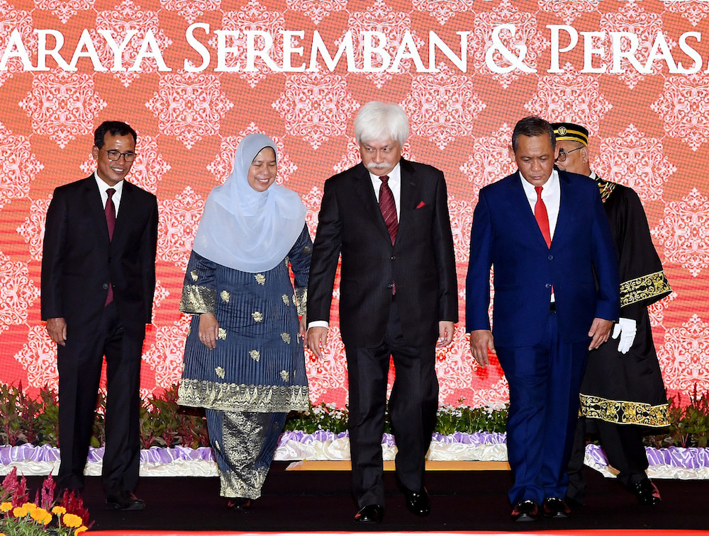 Yang di-Pertuan Besar Negri Sembilan Tuanku Muhriz Munawir is met by Housing and Local Government Minister Zuraida Kamaruddin and Negri Sembilan Mentri Besar, Datuk Seri Aminuddin Harun, upon his arrival at the ceremony. u00e2u20acu201d Bernama pic