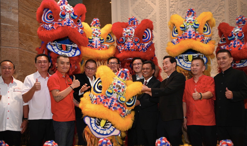 Sabah Chief Minister Datuk Seri Shafie Apdal takes pictures with lion dancers in the lobby of the Sabah State Administrative Centre in Kota Kinabalu January 21, 2020. u00e2u20acu201d Bernama pic