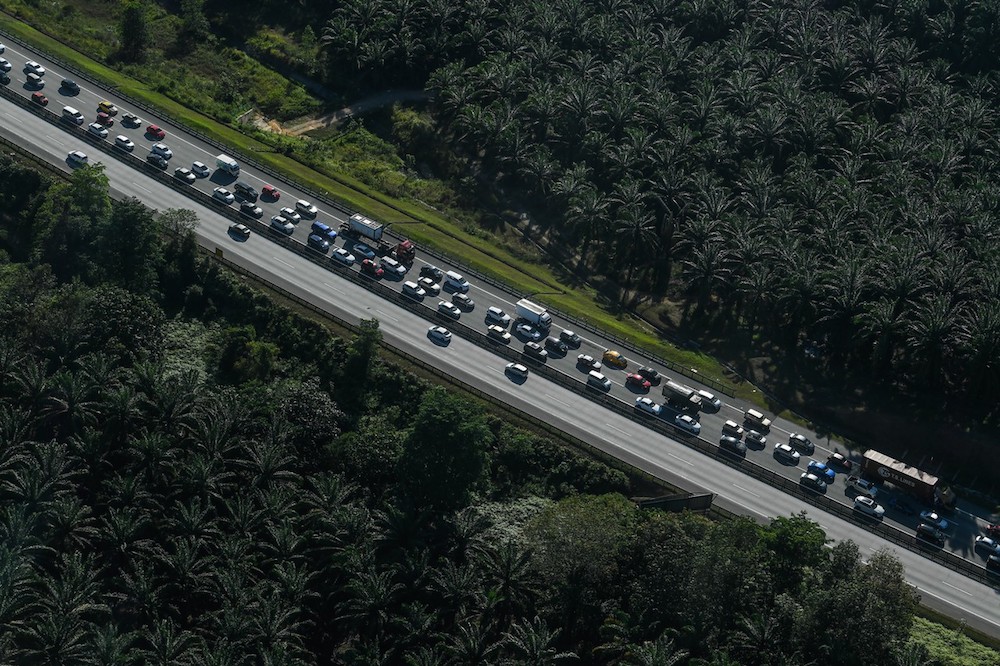 An aerial view of slow-moving northbound traffic near the Slim River Toll Plaza on January 23, 2020. u00e2u20acu201d Bernama pic