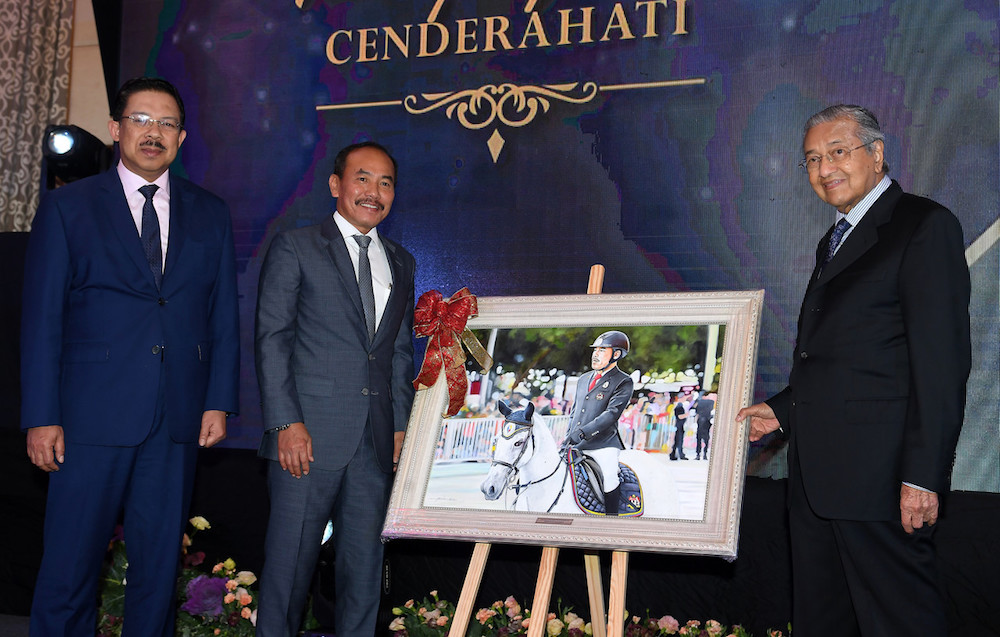 Prime Minister Tun Dr Mahathir Mohamad presents former chief secretary to the government Tan Sri Ismail Bakar with a token of appreciation during an appreciation dinner in Putrajaya January 29, 2020. u00e2u20acu201d Bernama pic