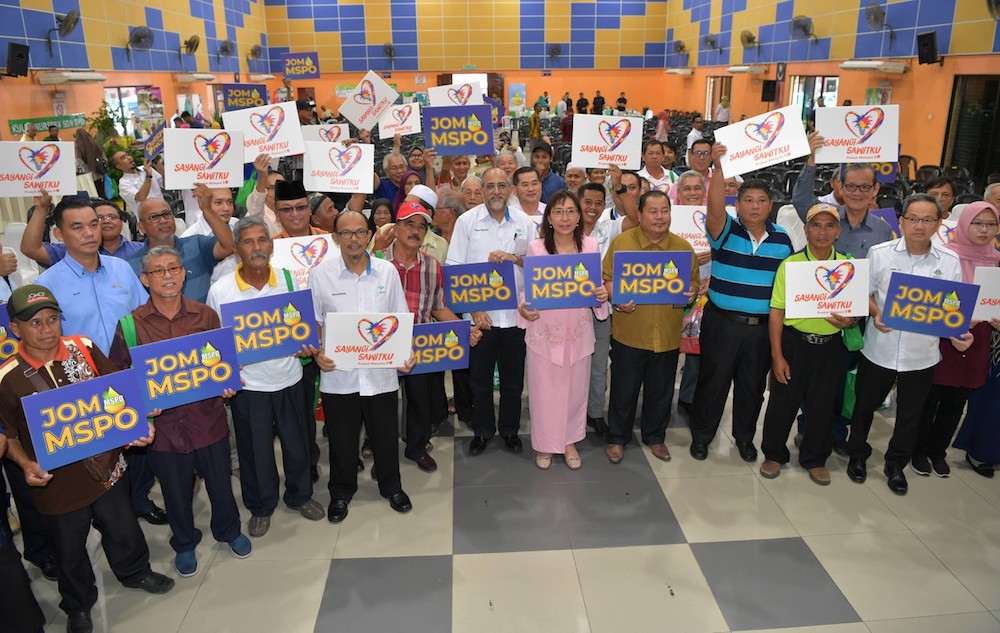 Primary Industries Minister Teresa Kok and oil palm farmers pose for pictures after a briefing on the Malaysian Sustainable Palm Oil (MSPO) certification at Taman Kota Jaya in Kota Tinggi January 30, 2020. u00e2u20acu201d Bernama pic