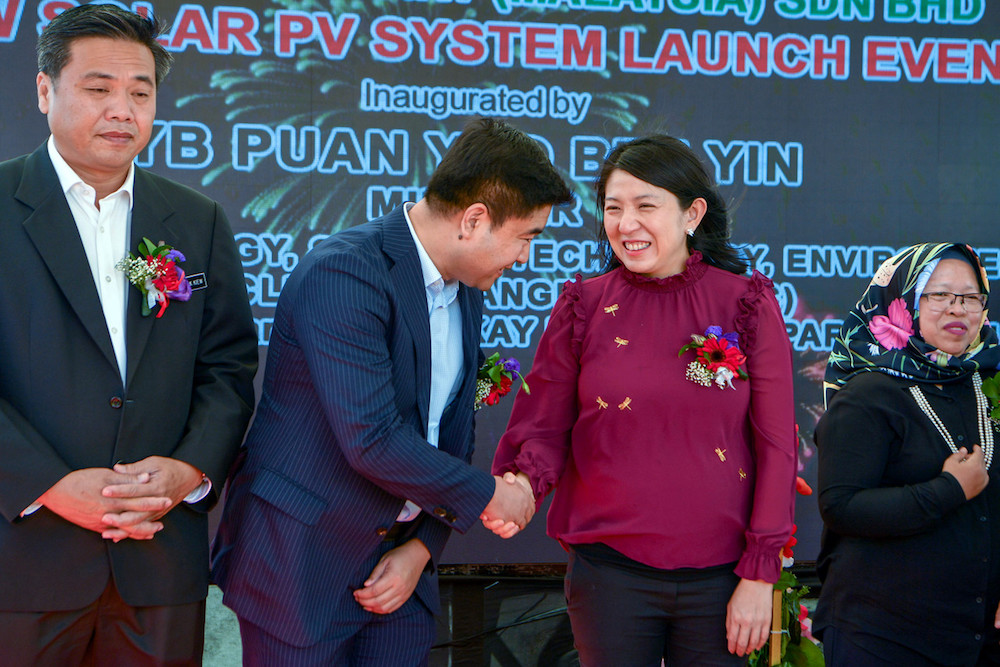 Energy, Science, Technology, Environment and Climate Change Minister Yeo Bee Yin shakes hands with Xinyi Solar Malaysia director Datuk Liu Xiaorong during the launch of the Rooftop Solar PV System project in Jasin January 6, 2020. u00e2u20acu201d Bernama pic