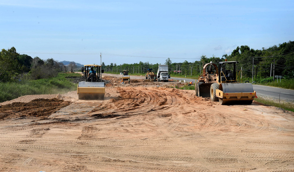 Contractors carry out construction work on the Pan Borneo Highway near Jalan Mawao Membakut in Membakut January 7, 2020. u00e2u20acu201d Bernama pic