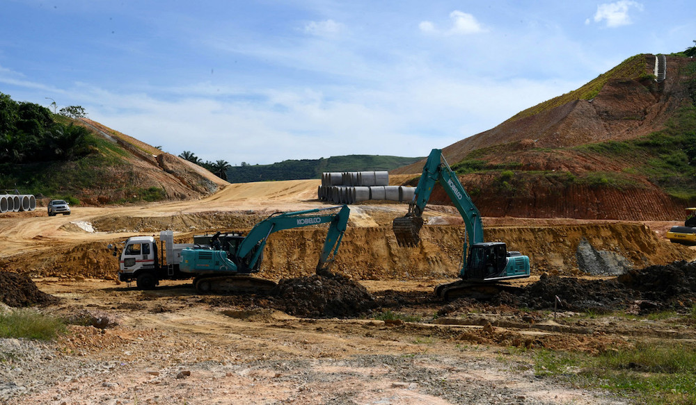 Contractors carry out construction work on the Pan Borneo Highway near Jalan Mawao Membakut in Membakut January 7, 2020. — Bernama pic