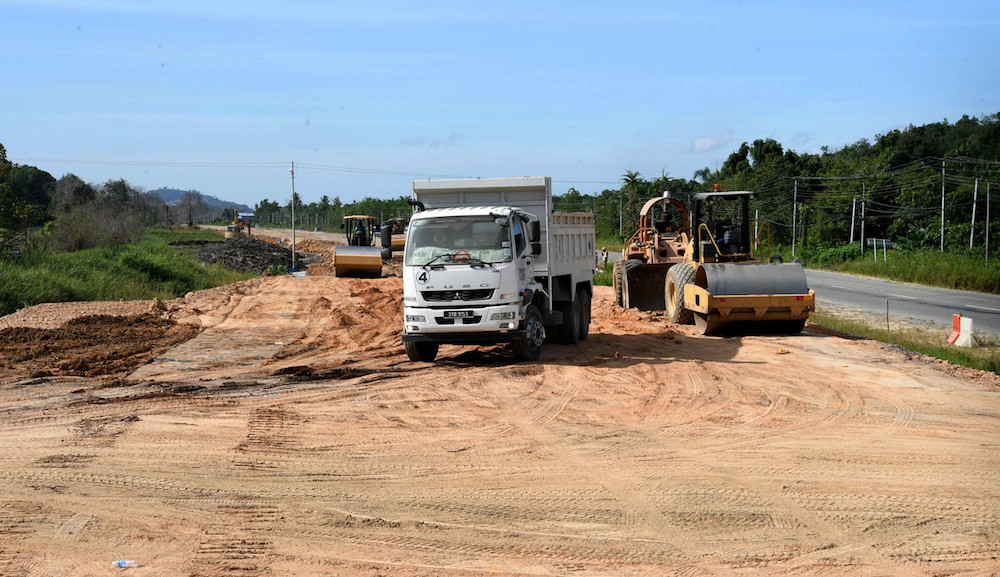 Contractors carry out construction work on the Pan Borneo Highway near Jalan Mawao Membakut in Membakut January 7, 2020. u00e2u20acu201d Bernama pic
