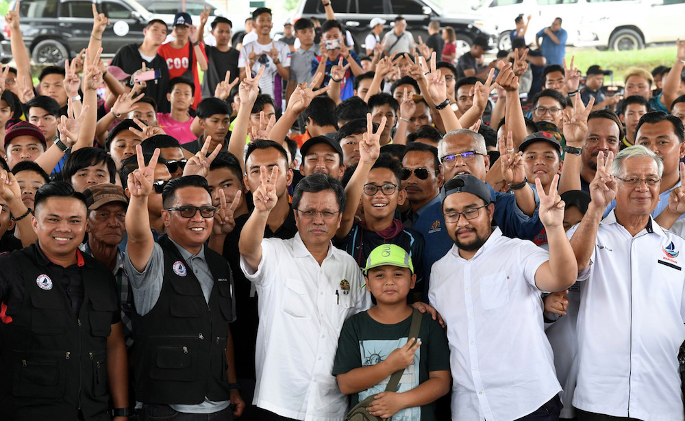 Sabah Chief Minister Datuk Seri Shafie Apdal poses for pictures during the Santai Anak Sabah Legacy Esports Tournament in Membakut January 11, 2020. — Bernama pic