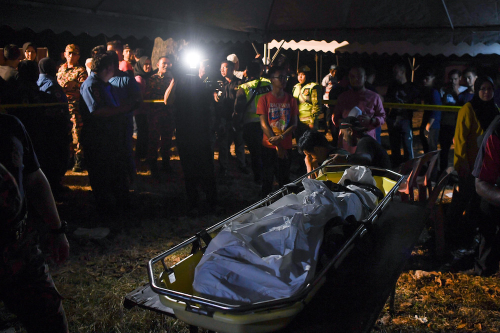 A crowd of onlookers gathers around the body of Mohd Nor Hishamudin Nor Saidi after it was recovered by the Terengganu Fire and Rescue Departmentu00e2u20acu2122s Water Rescue Team in Pantai Pandak, Kuala Terengganu January 11, 2020. u00e2u20acu201d Bernama pic