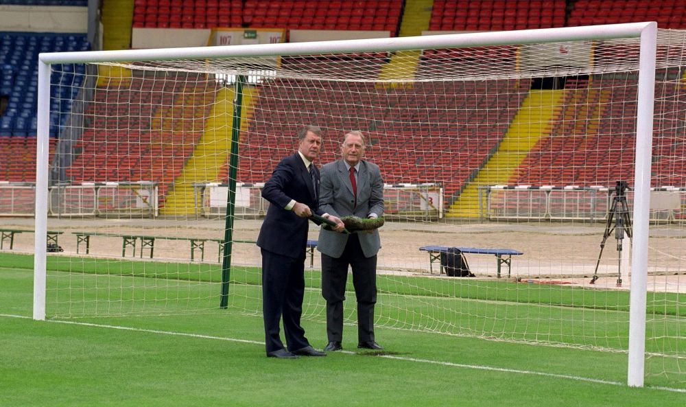 1966 World Cup Winner Geoff Hurst (left) is pictured with ex-West Germany goalkeeper Hans Tilkowski at Wembley May 17, 2000. u00e2u20acu201d Reuters pic