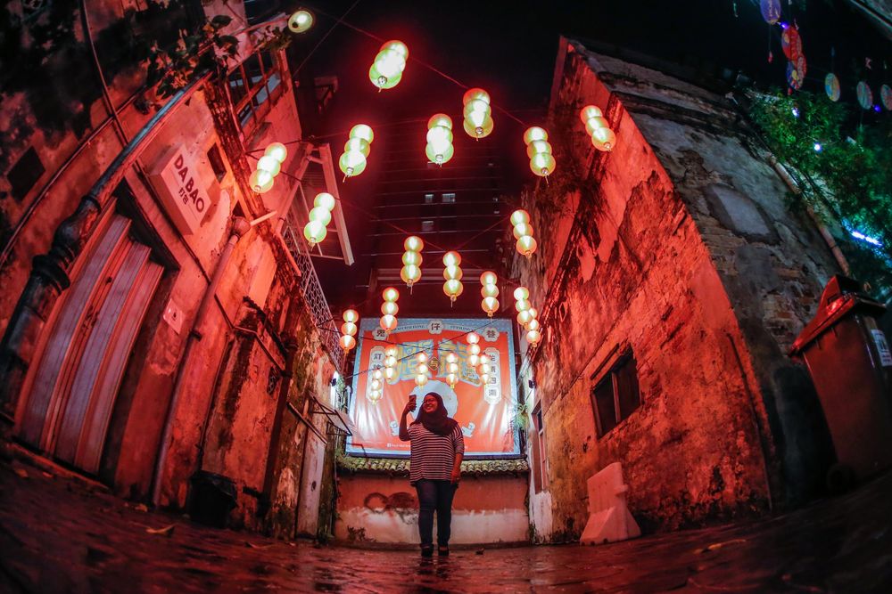 The alley looks even more beautiful after sunset when the lanterns are lit up.