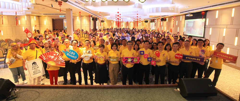 (7th from right) LBS Group Managing Director, Tan Sri Lim Hock San, takes a group photo with the management team and employees after the town hall meeting. u00e2u20acu201d Picture courtesy of LBS Bina