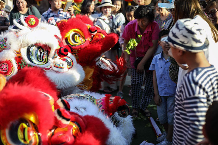 “Feeding” and touching the heads of the lions for good luck in the coming year