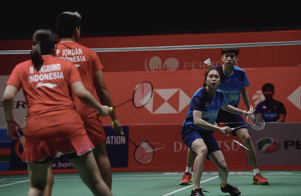 Man Wei Chong (right) and Pearly Tan Koong Le competing against Praveen Jordan and Jasmine Daeva Oktavianti from Indonesia in the mixed doubles in the qualifying round of the Perodua Malaysia Master 2020 Badminton Championship at Axiata Arena Bukit Jalil 