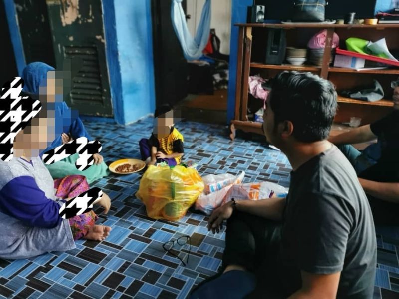 Local teacher Mohd Fadli Salleh was heavy-hearted when he heard about the problems the family faced and decided to go all out to track them down and help them. u00e2u20acu201d Picture via Facebook/ Mohd Fadli Salleh