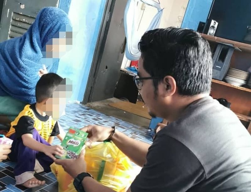 Fadli was extremely eager to help the family, but wasn’t sure how to approach them appropriately, before he contacted Syed Azmi. — Picture via Facebook/ Mohd Fadli Salleh