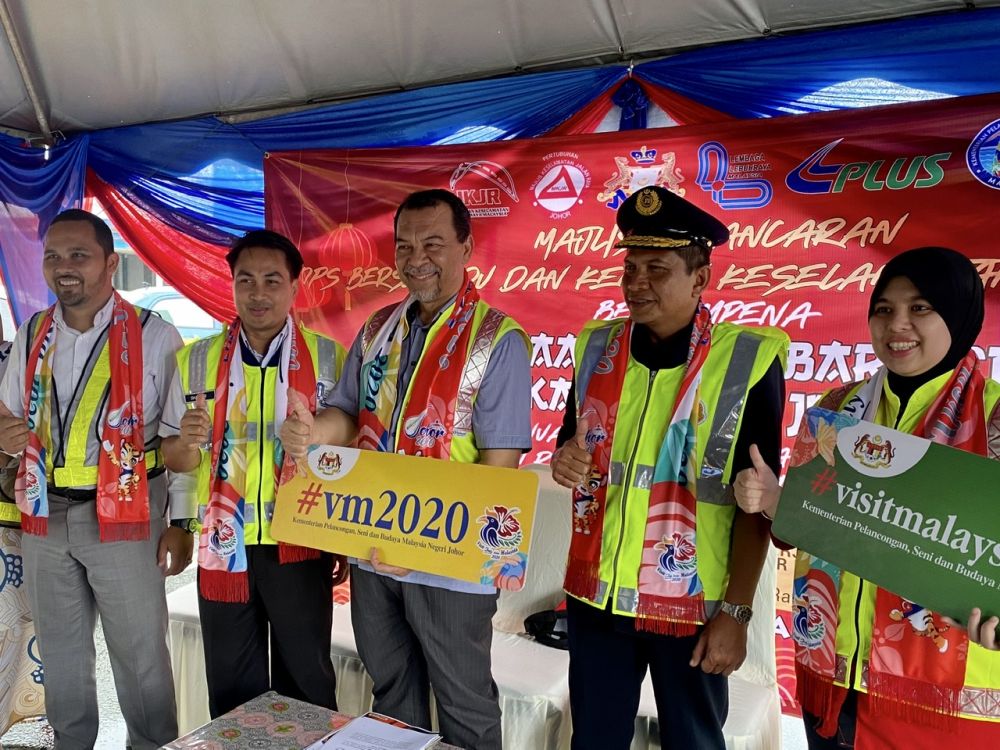 Johor Public Works, Infrastructure and Transportation Committee chairman Mohd Solihan Badri (centre) promoting the Visit Malaysia Year 2020 campaign at the Kempas Toll Plaza in Johor Baru January 21, 2020. u00e2u20acu201d Picture by Ben Tan