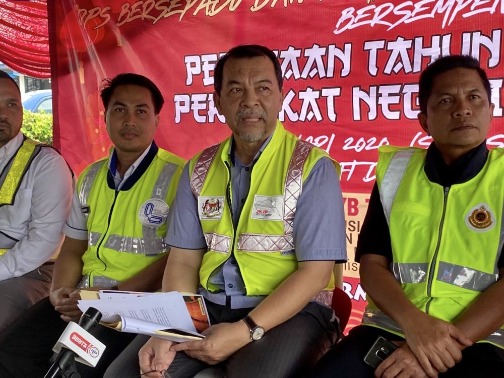 Johor Bersatu secretary Mohd Solihan Badri (centre) speaks to reporters at the Kempas Toll Plaza in Johor Baru January 21, 2020. u00e2u20acu201d Picture by Ben Tan