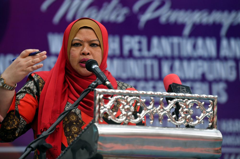 Rural Development Minister Datuk Seri Rina Harun delivering a speech at the presentation of the Perlis State Community Management Council (MPKKP) presentation ceremony at the Perlis Mara Skills Institute, Padang Besar, January 24, 2020. u00e2u20acu201d Bernama pic