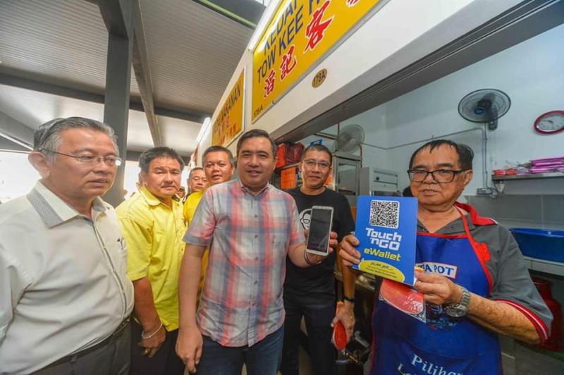 Seremban MP Anthony Loke (centre) poses for a photo with a local trader at the market. u00e2u20acu2022 Picture via Facebook/Anthony Loke Siew Fook