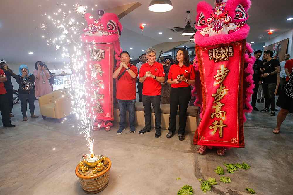 (From Left) Malay Mail editor-in-chief Datuk Wong Sai Wan, Astro Malaysia chief executive officer Henry Tan and communication director Tammy Toh at the Malay Mail CNY celebration in Petaling Jaya January 14, 2020. u00e2u20acu201d Picture by Hari Anggara