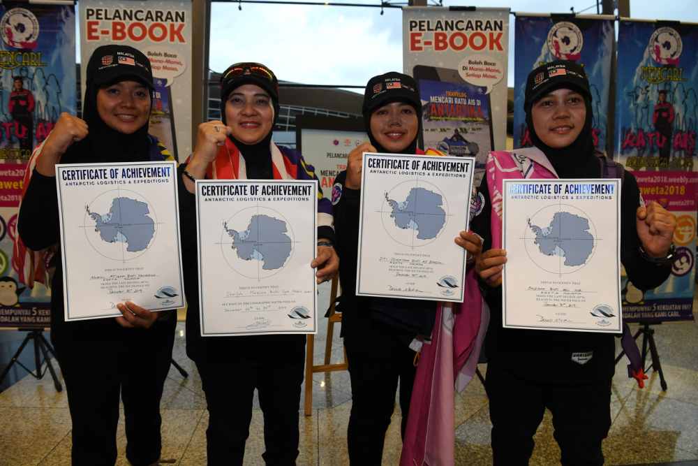 Dr Sharifah Mazlina Syed Abdul Kadir (second left) and her proteges arrived at the Kuala Lumpur International Airport today, January 9, 2020. u00e2u20acu2022 Bernama pic