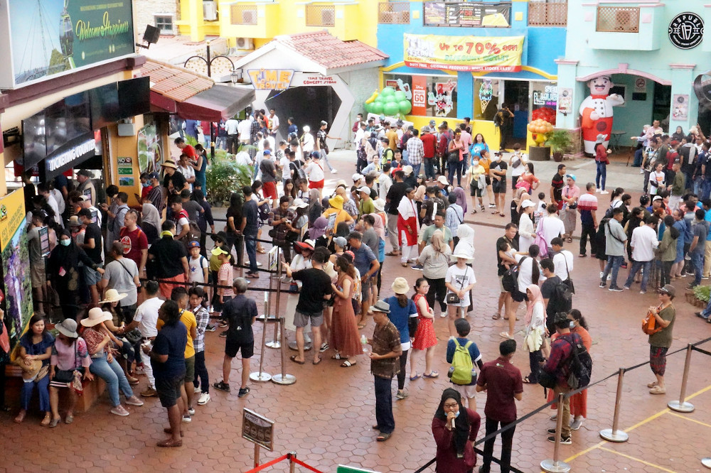 A view of the visitors at the Langkawi SkyCab counter in Langkawi January 27, 2019. u00e2u20acu201d Bernama pic