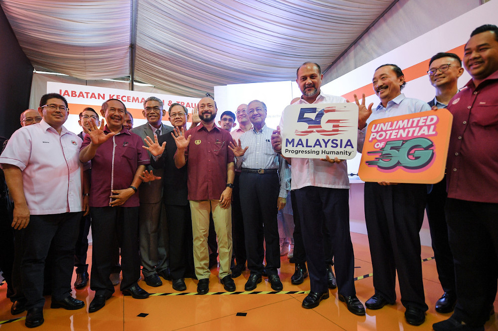 Prime Minister Tun Dr Mahathir Mohamad today inspected two 5G demonstration projects at Hospital Sultanah Maliha in Langkawi January 19, 2020. u00e2u20acu201d Bernama pic