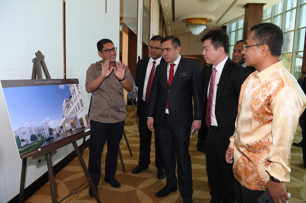 Transport Minister Anthony Loke Siew Fook and Perak Mentri Besar Datuk Seri Ahmad Faizal Azumu at the inking of the Majestic Hotelu00e2u20acu2122s lease and development agreement in Putrajaya January 30, 2020. u00e2u20acu201d Bernama pic