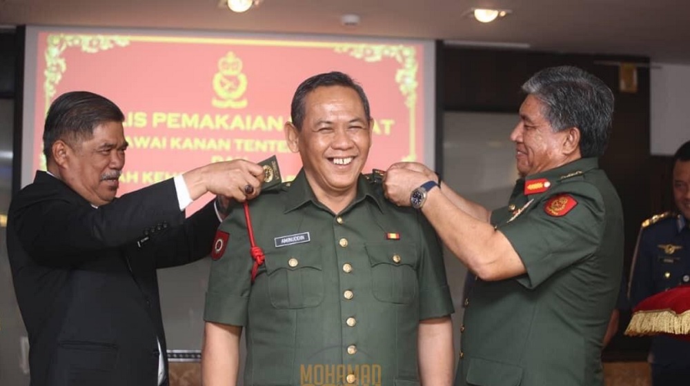 Mohamad Sabu came under criticism after several senior civil servants and political figures includingNegri Sembilan Mentri Besar Datuk Seri Aminuddin Harun were granted Jakpaw honorary ranks. u00e2u20acu201d Picture via Twitter/Bernama