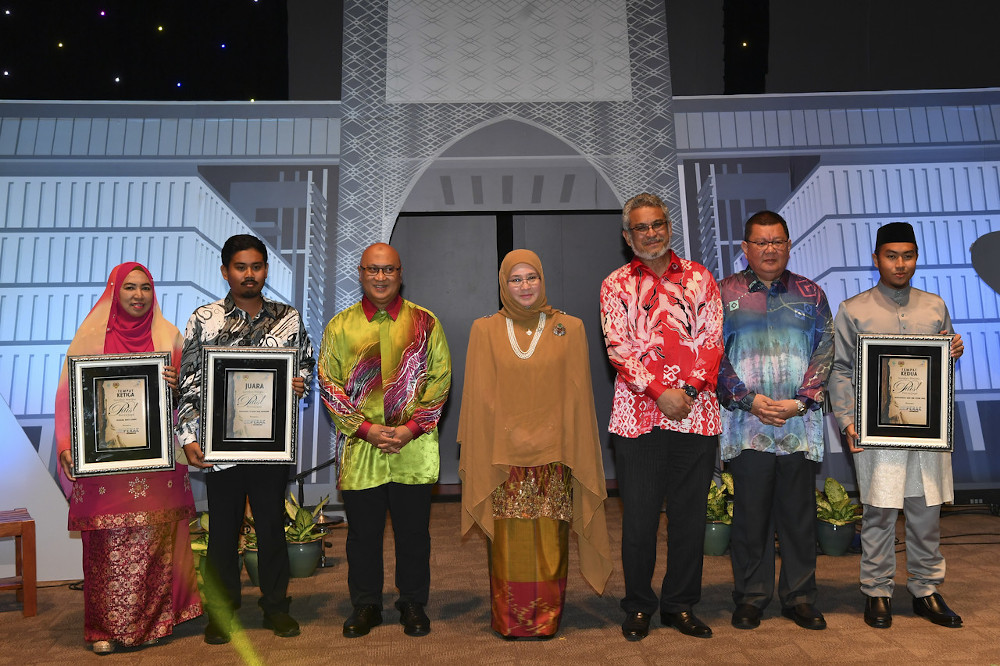 Raja Permaisuri Agong Tunku Azizah Aminah Maimunah Iskandariah (centre) poses with the winners of the Putrajaya Poetry Writing Competition 2019 in Putrajaya January 18, 2020. u00e2u20acu201d Bernama pic