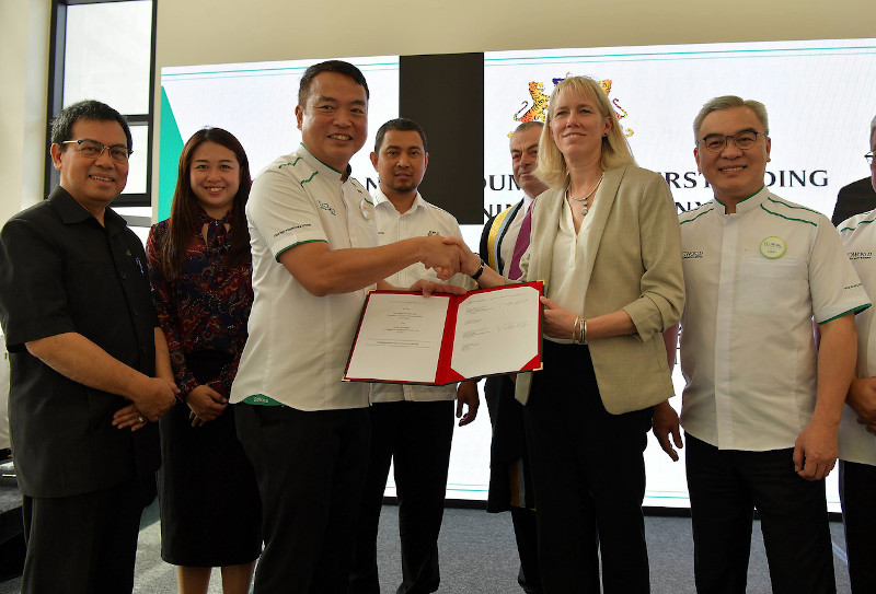 Eco World Development Group Berhad CEO Datuk Chang Khim Wah and UoSM pro-vice chancellor and CEO Professor Rebecca Taylor at the signing of the MoU at Iskandar Puteri January 16, 2020. u00e2u20acu201d Bernama pic