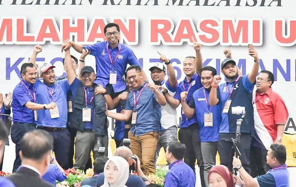 Barisan Nasional leaders celebrate the coalition partyu00e2u20acu2122s by-election victory in Kimanis as Datuk Mohamad Alamin was announced the winner with a 2,029-vote majority. u00e2u20acu201d Picture courtesy of Sabah Information Department 