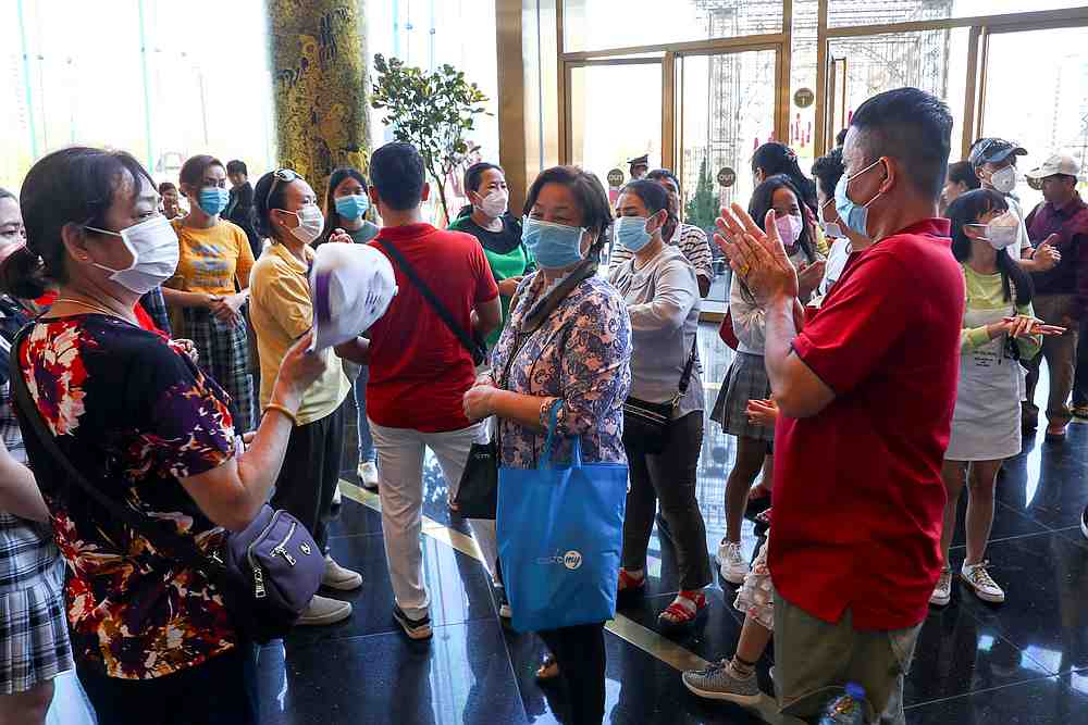 Chinese tourists wearing protective masks are seen at a shopping mall in Bangkok, Thailand January 27, 2020.  u00e2u20acu201d Reuters pic
