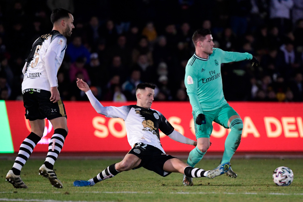 Unionistasu00e2u20acu2122 Spanish defender Juan Gongora (centre) tackles Real Madridu00e2u20acu2122s Serbian forward Luka Jovic during the Copa del Rey football match between Unionistas de Salamanca CF and Real Madrid CF at Las Pistas del Helmantico stadium in Salamanca, January
