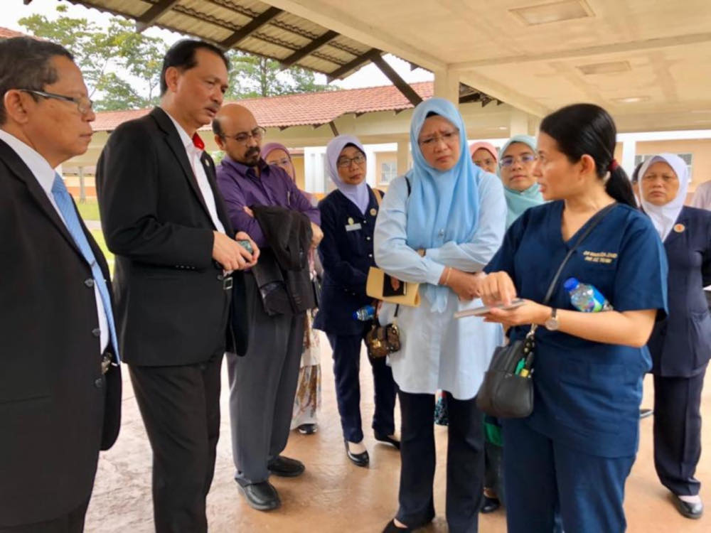 Health director-general Datuk Dr Noor Hisham Abdullah speaks to Sultanah Aminah Hospitalu00e2u20acu2122s Infectious Diseases Medical team at Hospital Permaiu00e2u20acu2122s isolation ward in Johor Baru January 27, 2019. u00e2u20acu201d Picture from Facebook/Noor Hisham Abdullah