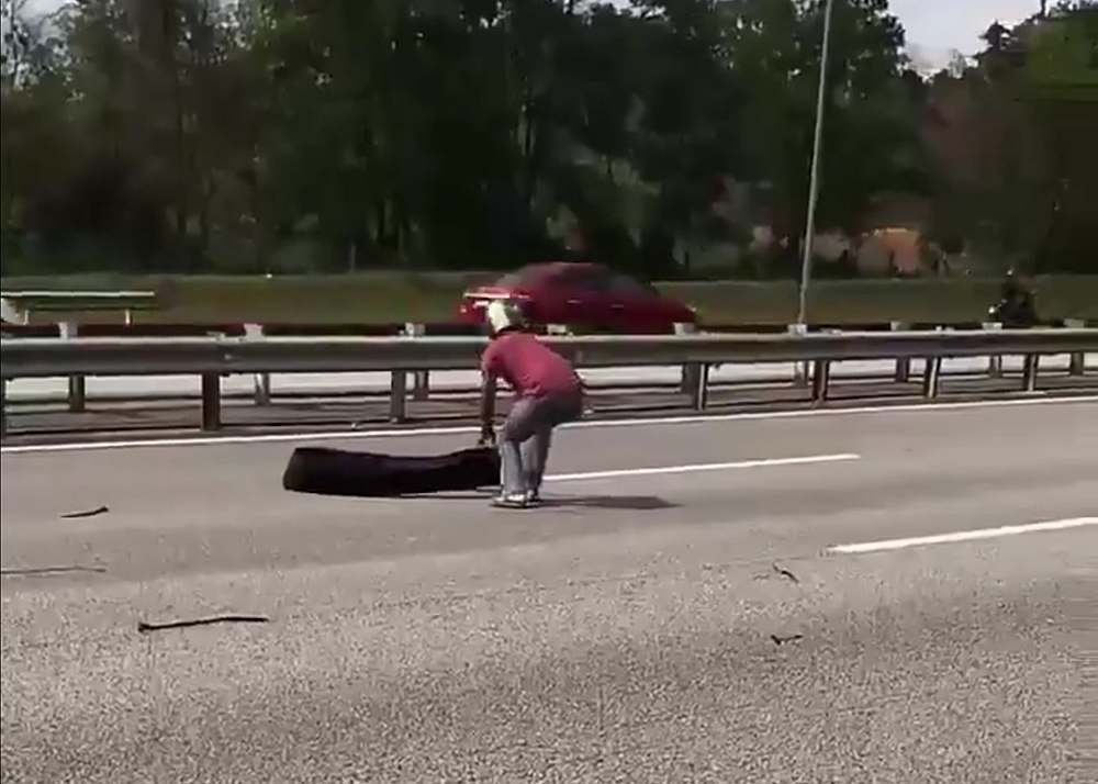 A motorist has won praise from internet users for removing tyre debris from the highway. u00e2u20acu201d  Screengrab from Twitter/My_CrimeWatch/ 