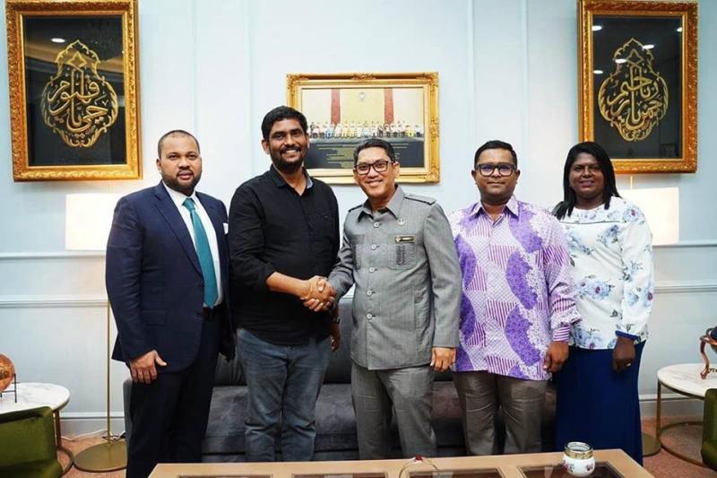  Tamil movie producer Suresh Kamathci (second left) from India visited Perak Mentri Besar Datuk Seri Ahmad Faizal Azumu at his office in the State Secretariat Building in Ipoh.  u00e2u20acu2022 Picture via Perak MBu00e2u20acu2122s facebook page