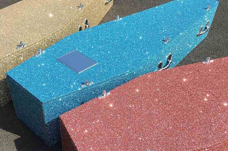 Instead of the regular mundane finishes on your coffin, why not spice things up by adding a bit of glitter? u00e2u20acu2022 Picture via Instagram/@theglittercoffincompany 