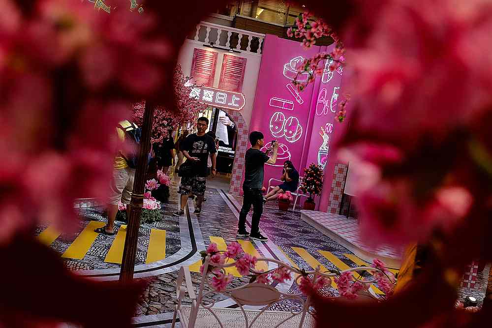 Visitors taking snapshots at the Gurney Plaza all decked up for Chinese New Year celebrations. u00e2u20acu201d Picture by Sayuti Zainudin