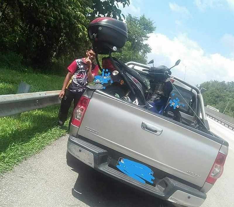 Iwan loaded up the man’s bike onto his 4x4 and gave him a ride to Penang. — Courtesy of Facebook/Info Berita Semasa 