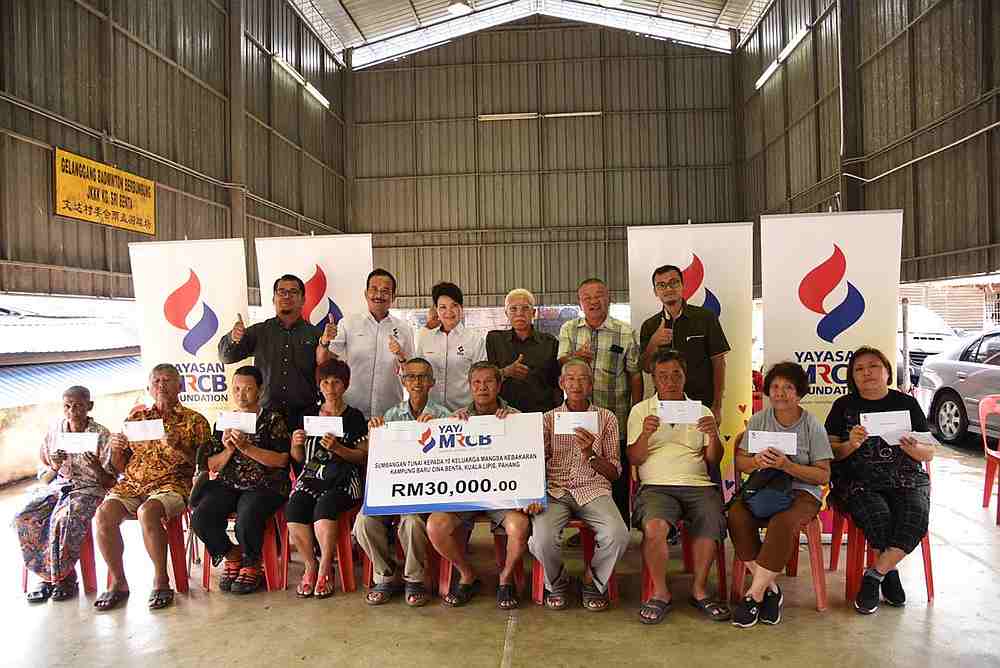 Families affected by the fire in Kampung Baru Benta are all smiles with the donation received from Yayasan MRCB. u00e2u20acu201d Picture courtesy of Yayasan MRCB