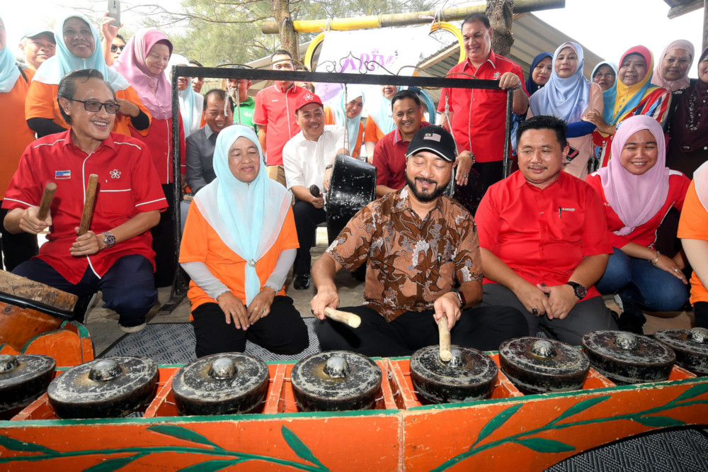 Bersatu vice-president Datuk Seri Mukhriz Mahathir tries his hand at playing the Kulintangan at the Baurung-Baurung programme in Pantai Pimping, Membakut in Sabah January 11, 2020. u00e2u20acu201d Bernama pic