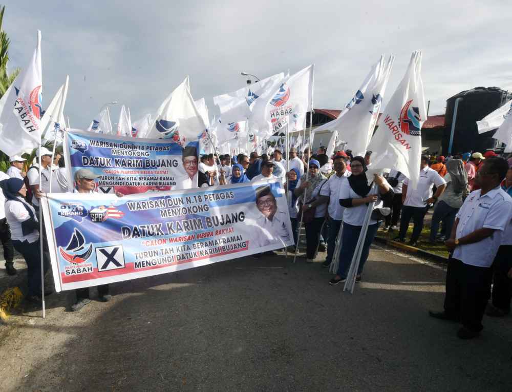 Supporters of Parti Warisan Sabahu00e2u20acu2122s Datuk Karim Bujang are seen the Dewan Datuk Seri Panglima Dun Banir in Beaufort January 4, 2020. u00e2u20acu2022 Bernama pic