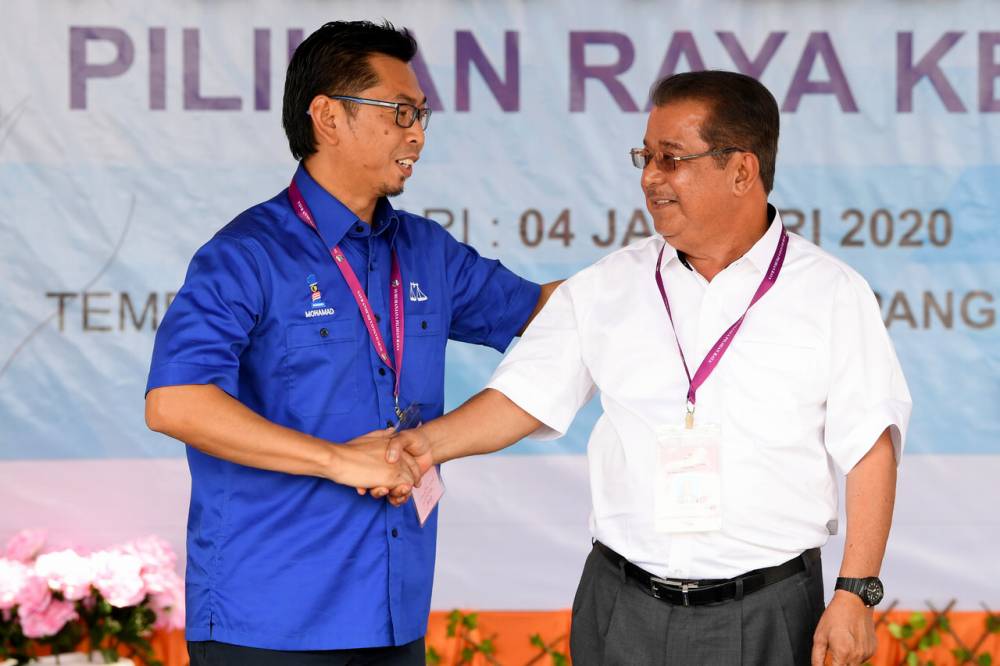 Warisan candidate Datuk Karim Bujang (right) shakes hands with BN candidate Datuk Mohamad Alamin at the Dewan Datuk Seri Panglima Dun Banir in Beaufort January 4, 2020. ― Bernama pic
