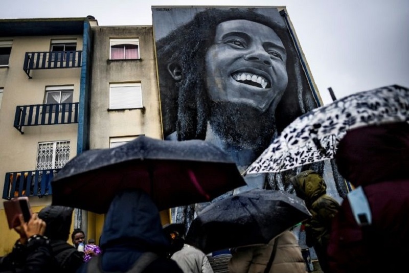 Visitors watch a mural by Portuguese artist Odeith depicting Jamaican singer Bob Marley during a guided visit to Quinta do Mocho neighbourhood in Sacavem, outskirts of Lisbon November 11, 2019. — AFP pic