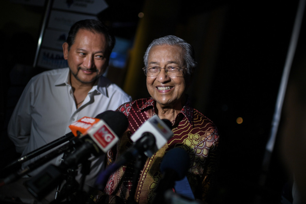 Prime Minister Tun Dr Mahathir Mohamad speaks to the media at closing ceremony of the Royal Langkawi International Regatta 2020 in Langkawi January 11, 2020. With him is Commodore of the Royal Langkawi Yacht Club Tunku Yaacob Khyra. u00e2u20acu201d Bernama pic    n