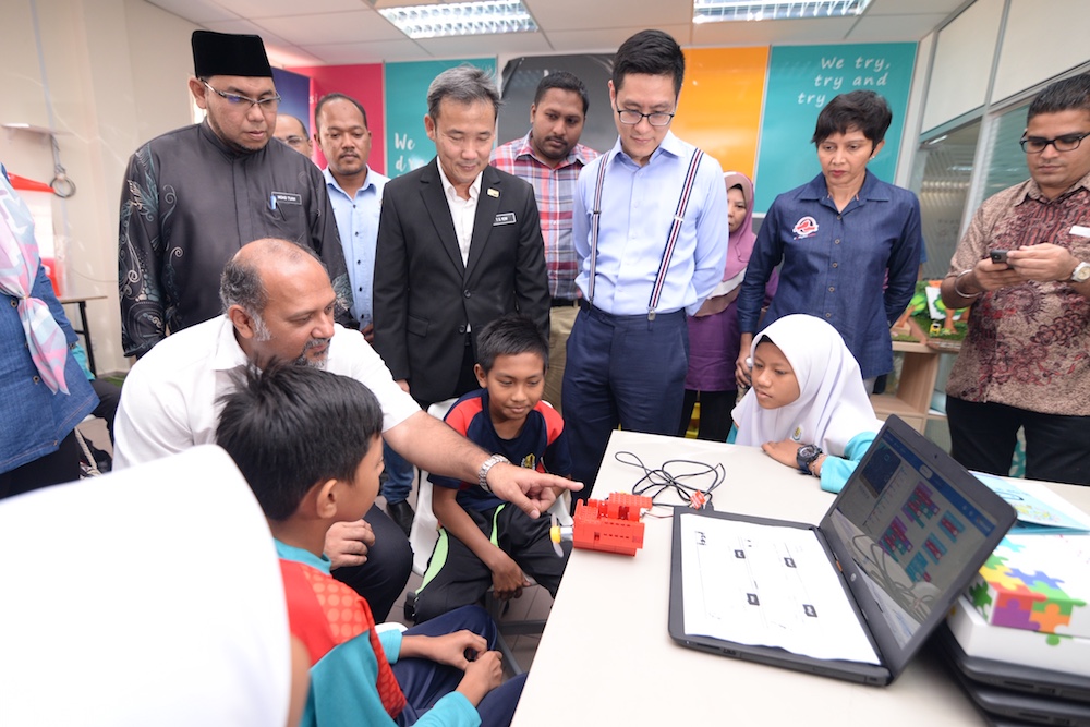 Communications and Multimedia Minister Gobind Singh Deo visits the Penang Island City Councilu00e2u20acu2122s (MBPP) MakerSpace Balik Pulau in Balik Pulau January 30, 2020. u00e2u20acu201d Picture by KE Ooi